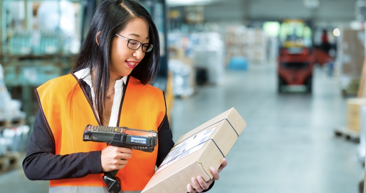 Person in warehouse scanning cargo to check the incoterm selected for the shipment with Shipa Freight