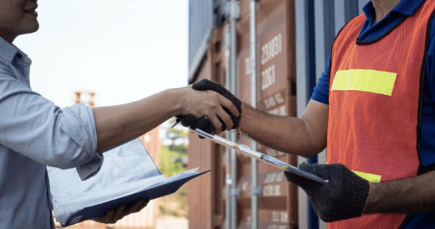 Two people shaking hands after customs clearance thanks to certificate of origin with shipa Freight