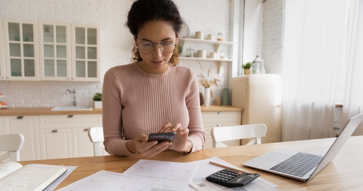 Person on their phone to get a commercial invoice for shipment with Shipa Freight.